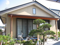 和風を演出する南側の土庇は、居間
と庭との接点。自転車置場を兼用。