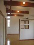 ２階の居間・寝室：衝立壁の向こう
側は、セミオープンの寝室＋書斎。