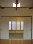 ２階居間と繋がる和室は、客間を兼ねる。