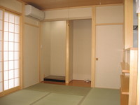 １階和室は、居間・食堂・お茶の間
を兼用。お店にすぐ出られる配置に。