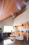勾配天井は松の板を張って、２階の書斎空間も取り込む。