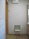 洗面脱衣室。脱衣動作に必要なイスは、埋め込み式のベンチ(キョーワナスタ製)を採用して、省スペースを。写真左に埋込収納。
