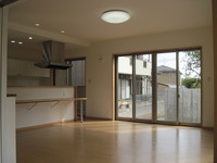 ＬＤＫ　対面式のキッチンは、吊戸棚やレンジフード前の壁も設けず、できるだけオープンに。